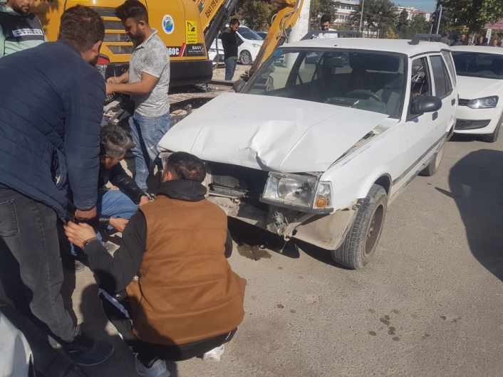 Adıyaman'da iki otomobil çarpıştı: 4 yaralı