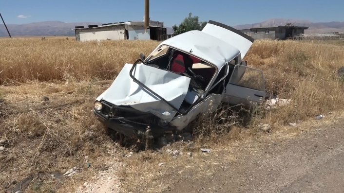 Adıyaman´da iki otomobil çarpıştı: 8 yaralı
