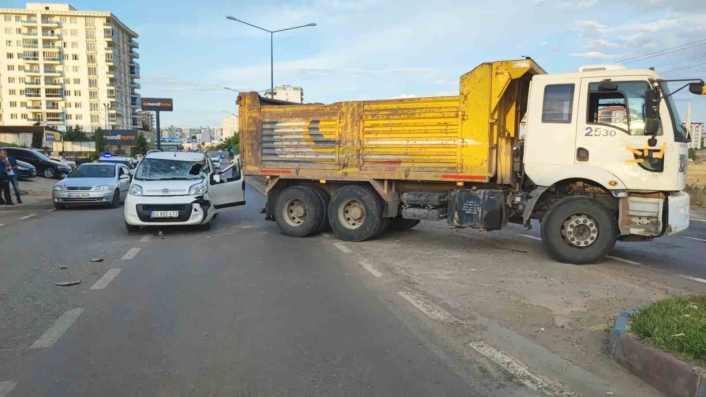 Adıyaman´da kamyon ile hafif ticari araç çarpıştı: 2 yaralı
