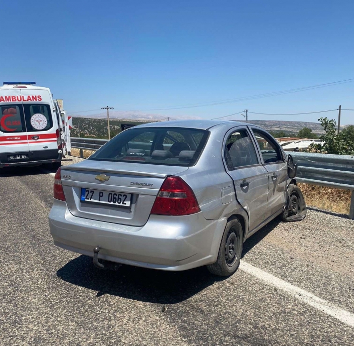 Adıyaman´da otomobil bariyerlere çarptı: 7 yaralı
