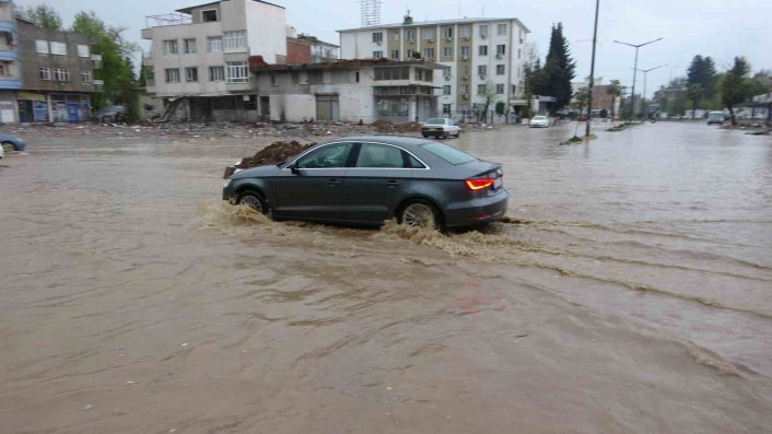 Adıyaman´da sağanak yağış cadde ve sokakları göle çevirdi