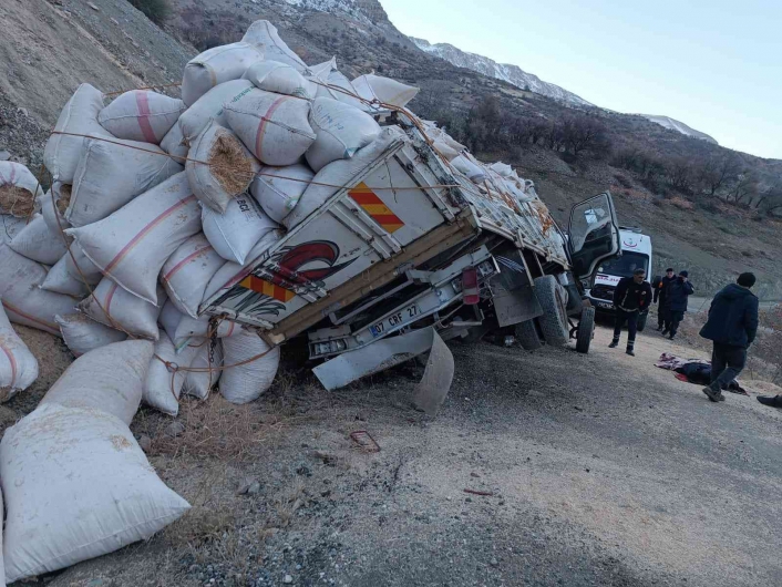 Adıyaman´da saman yüklü kamyon devrildi: 1 ölü
