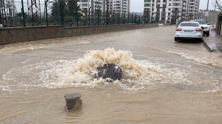 Adıyaman´da sel suları cadde ve sokakları göle çevirdi
