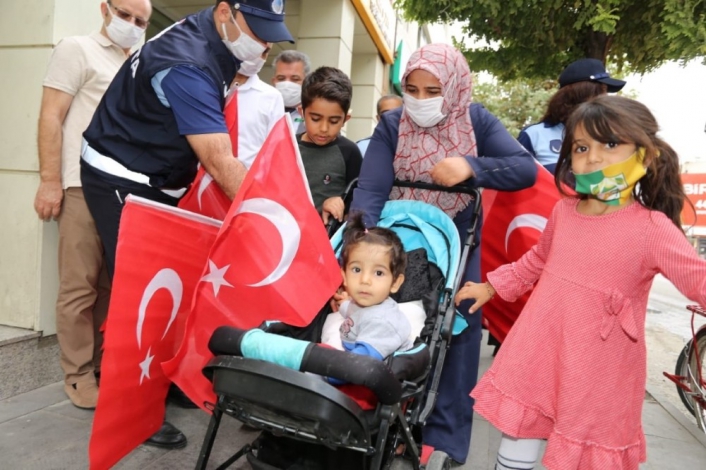 Adıyaman´da Türk Bayrağı dağıtıldı
