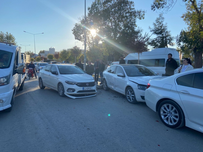 Adıyaman'da zincirleme kaza 4 araç birbirine girdi