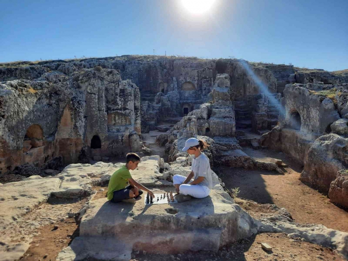 Adıyaman´ın tarihi mekan ve sokaklarında satranç var
