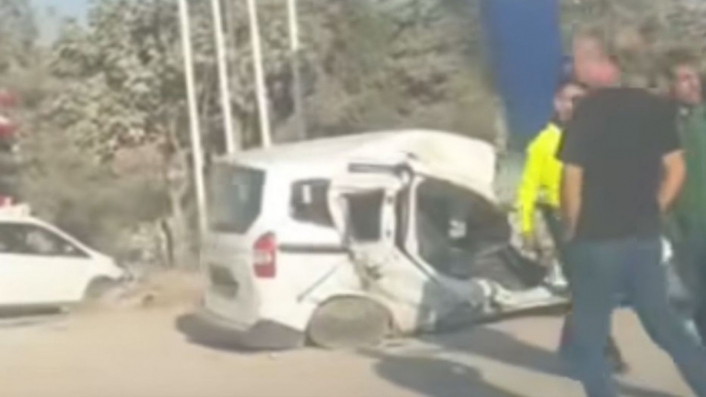 Adıyaman-Kahta yolunda trafik kazasında bir araç kullanılamaz hale geldi: 2 yaralı