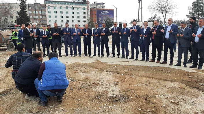 Adıyaman Kent Meydanında kurbanlar dualarla kesildi
