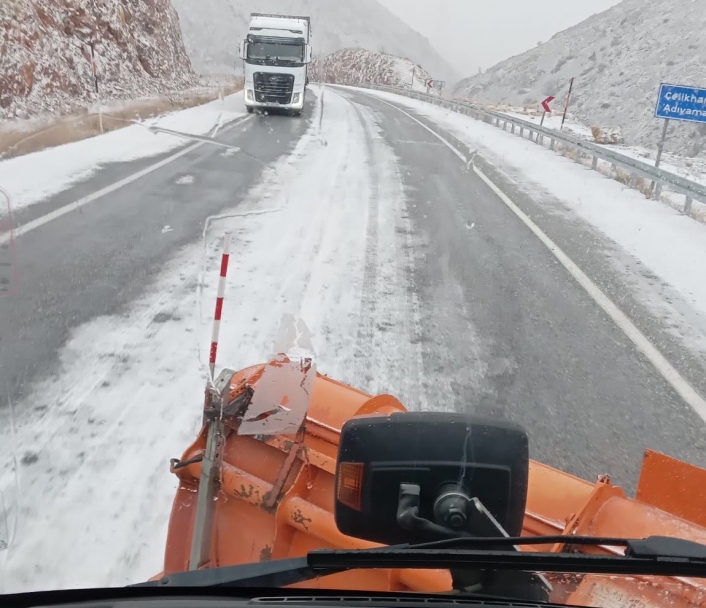 Adıyaman-Malatya karayolunda kar yağışı etkili oldu