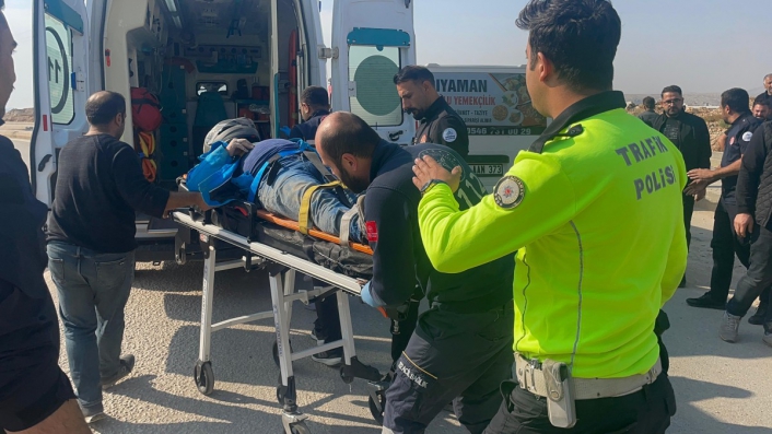 Adıyaman'da Minibüs motosiklete çarptı 1 ağır yaralı
