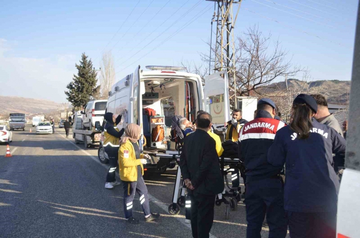 Adıyamanda 16 yaşındaki çocuğun kullandığı araç trafoya çarptı: 3 yaralı
