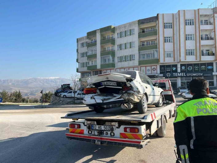Adıyamanda 2 otomobil çarpıştı: 2 yaralı
