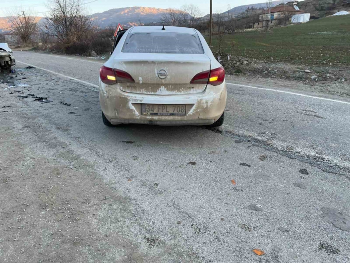 Adıyamanda 2 otomobil çarpıştı: 4 yaralı
