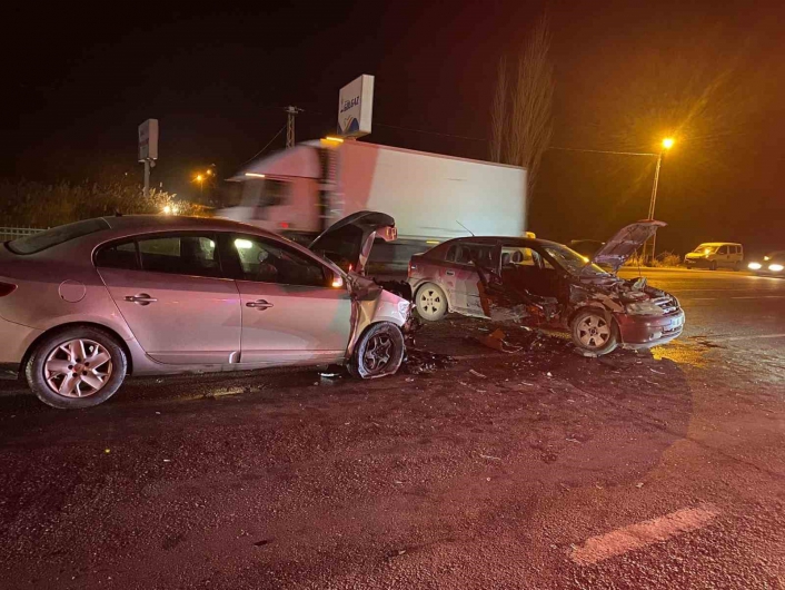 Adıyamanda 2 otomobil çarpıştı: 5 yaralı
