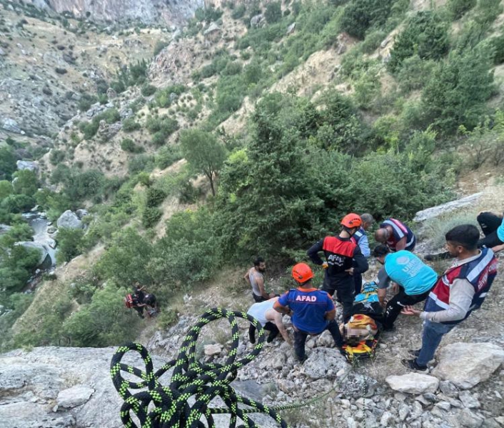 Adıyamanda 200 metre yüksekliğindeki uçurumda nefes kesen kurtarma operasyonu
