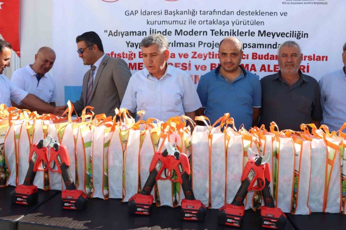 Adıyamanda 46 çiftçiye akülü budama makası hibe edildi
