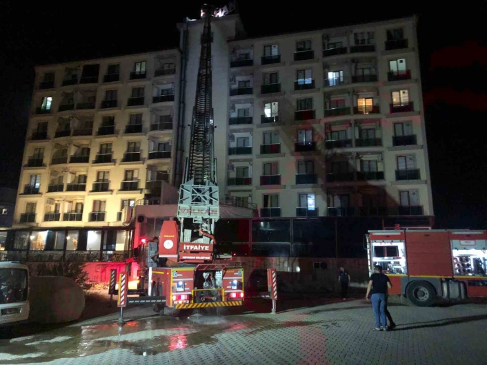 Adıyamanda 7 katlı binada çıkan baca yangını korkuttu
