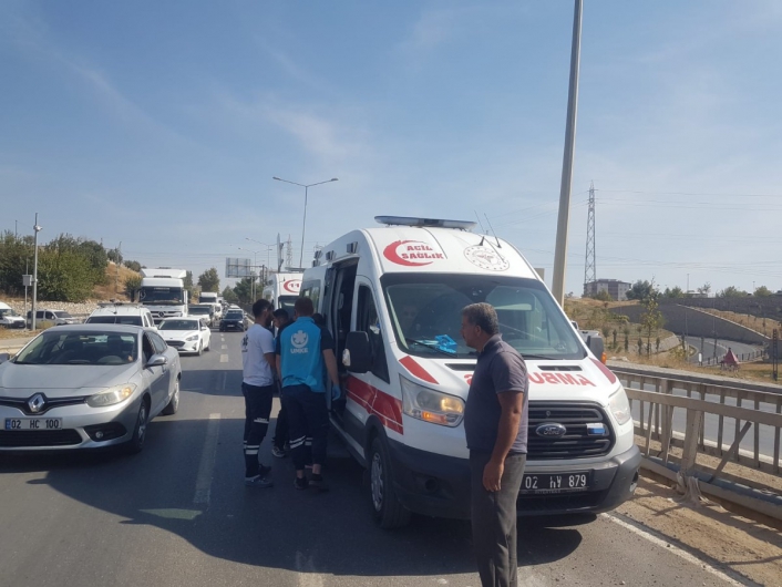 Adıyamanda beton mikseri ile otomobil çarpıştı: 1 yaralı