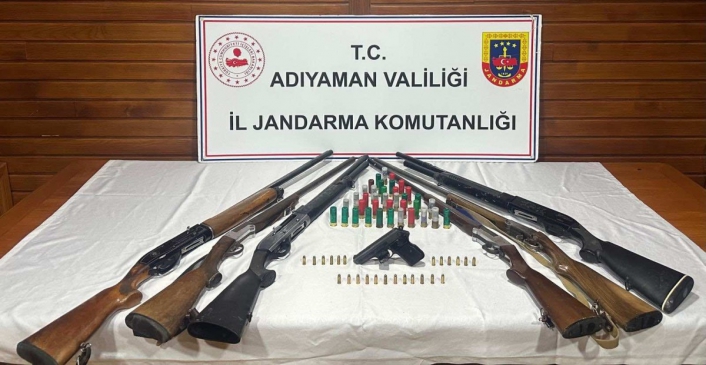 Adıyamanda bir evde çok sayıda silah ele geçirildi: 1 gözaltı 
