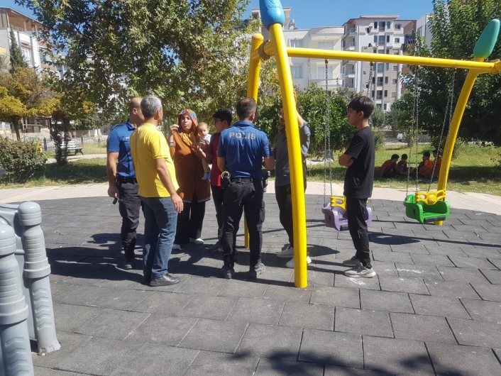 Adıyamanda eli sopalı şahıs parkta oynayan çocukları tehdit etti