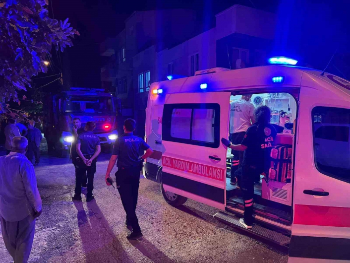 Adıyamanda ev yangını: 2 kişi dumandan etkilendi
