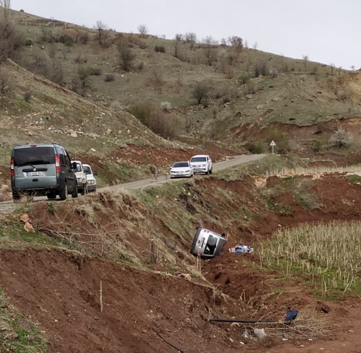 Adıyamanda hafif ticari araç şarampole yuvarlandı: 5 yaralı
