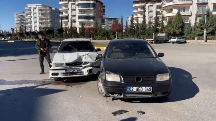 Adıyamanda iki otomobil çarpıştı 1 yaralı