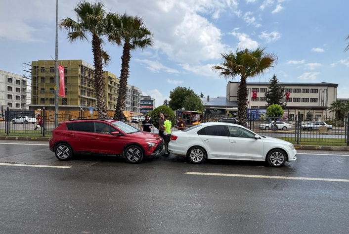 Adıyamanda iki otomobil çarpıştı: 2 Yaralı
