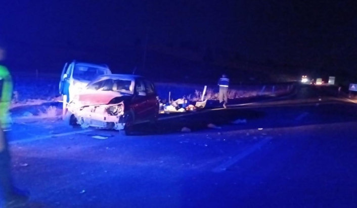 Adıyamanda iki otomobil çarpıştı: 2 yaralı
