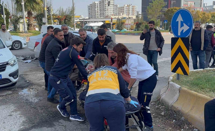 Adıyamanda, iki otomobil çarpıştı: 4 yaralı
