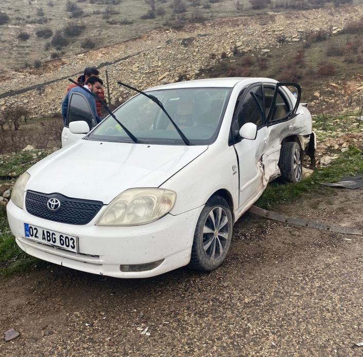 Adıyamanda iki otomobil çarpıştı: 6 yaralı
