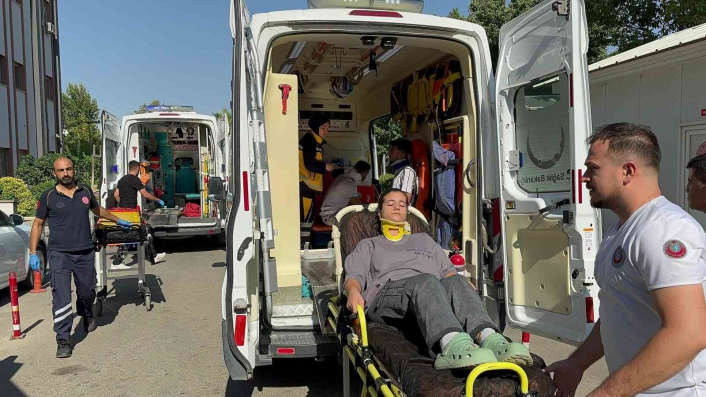 Adıyamanda işçileri taşıyan 2 minibüs çarpıştı: 13 yaralı
