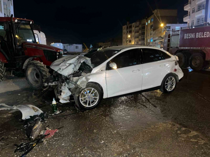 Adıyamanda kamyonet ile otomobil çarpıştı: 4 yaralı
