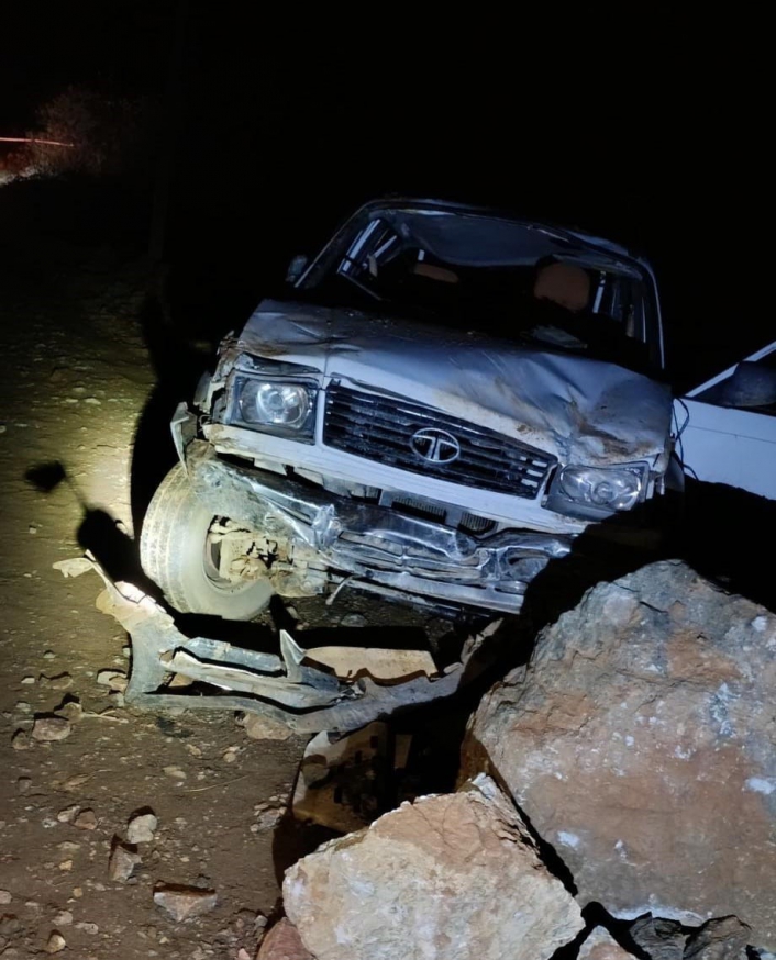 Adıyamanda kamyonet uçuruma yuvarlandı: 1 ölü, 1 ağır yaralı
