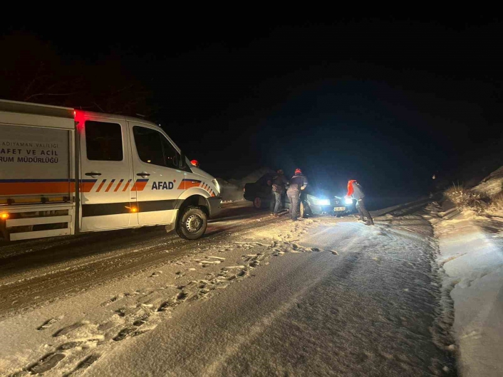 Adıyamanda kar nedeniyle yolda mahsur kalan 9 kişi kurtarıldı
