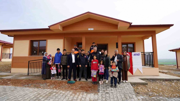 Adıyamanda köy konutlarının anahtarları teslim edildi
