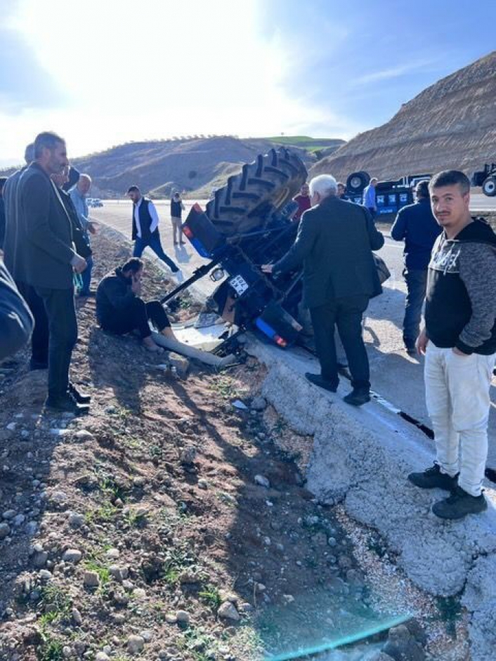 Adıyamanda kum yüklü traktör devrildi: 1 ağır yaralı
