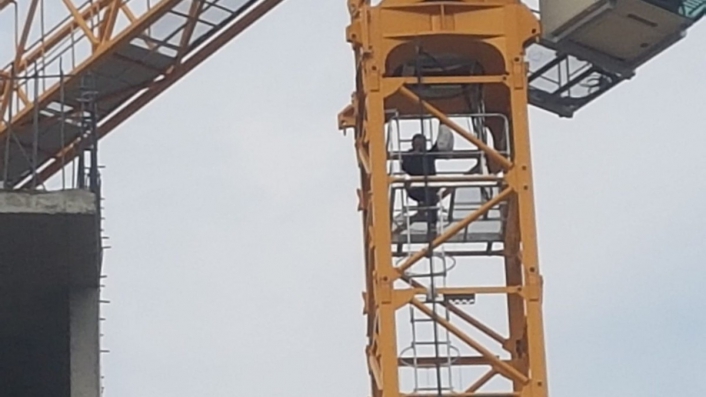 Adıyaman’da bir işçi vinçe çıkarak intihara teşebbüs etti