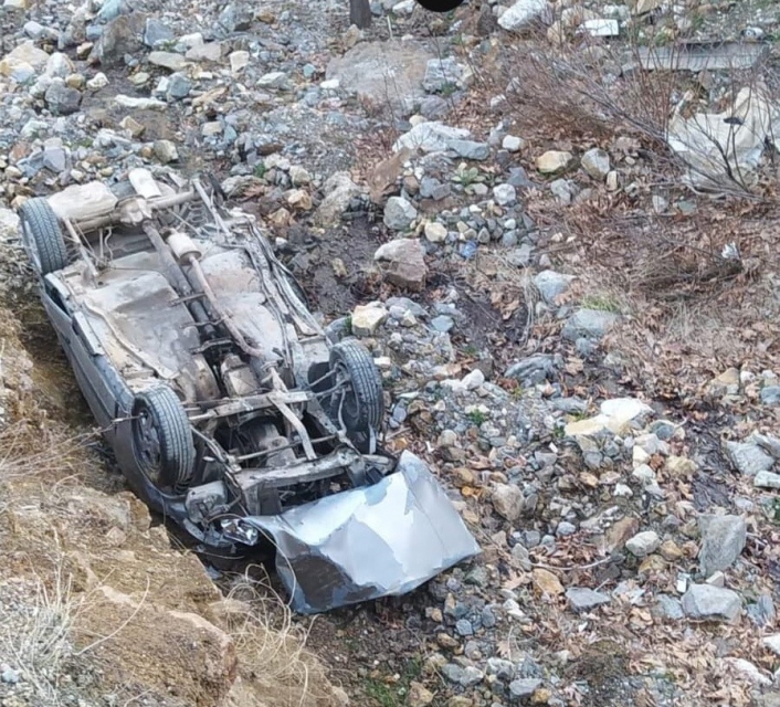 Adıyamanda otomobil dere yatağına yuvarlandı: 1 ölü, 1 yaralı
