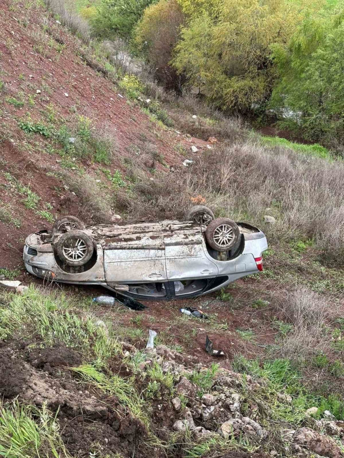 Adıyamanda otomobil şarampole yuvarlandı: 2 yaralı
