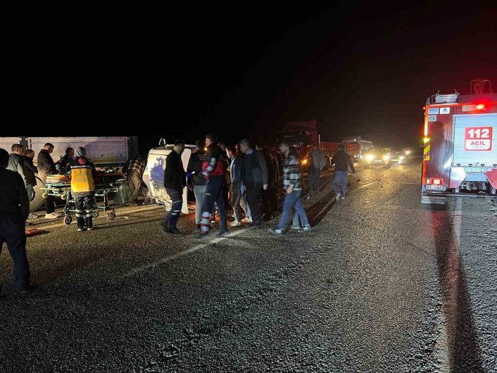 Adıyamanda otomobil U dönüşü yapan tıra çarptı: 1 ölü, 1 yaralı
