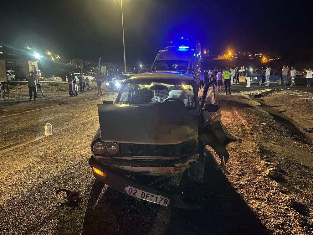 Adıyamanda otomobiller çarpıştı: 3 yaralı