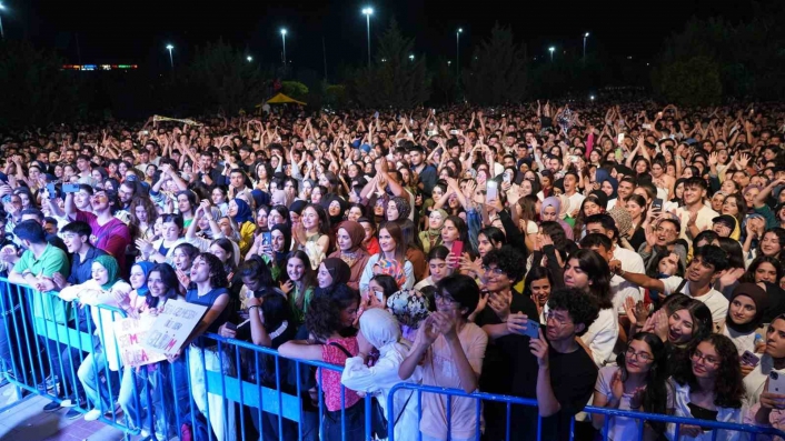 Adıyamanda Pinhani konseri büyük ilgi gördü
