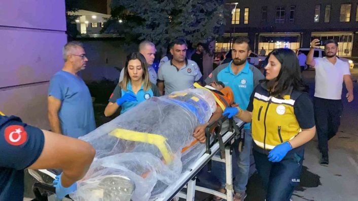 Adıyamanda takla atan otomobil şarampole yuvarlandı: 4 yaralı

