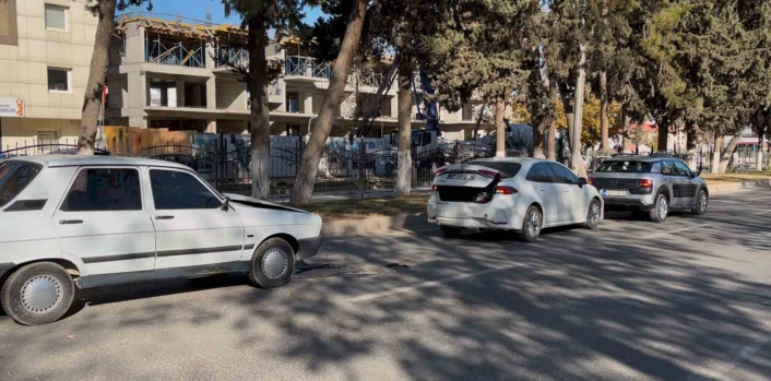 Adıyamanda üç aracın karıştığı kazada 1 kişi yaralandı
