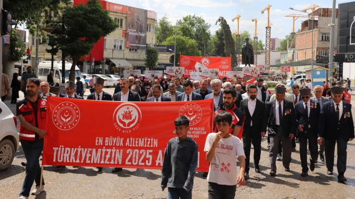 Adıyamanda yüzlerce kişi aile için yürüdü