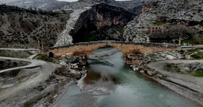 Adıyamandaki tarihi köprü depremlere meydan okuyor
