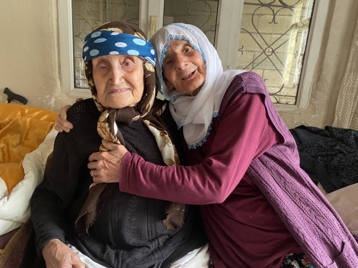 Adıyamanlı 105 yaşındaki Fatma nine ve 80 yaşındaki kızının duygu dolu konuşmaları