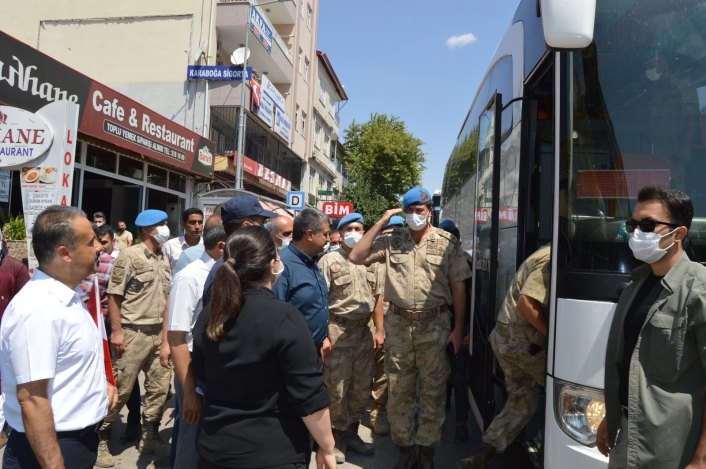 Afrin´den dönen komandolara Besni´de sevgi seli
