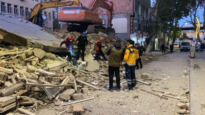 Adıyaman’da Ağır hasarlı 5 katlı bina çöktü